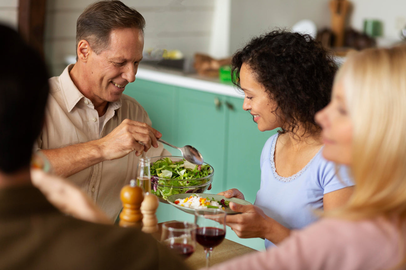 Personas analizando alimentos en mesa - prueba de sensibilidad alimentaria SensiTest Plus